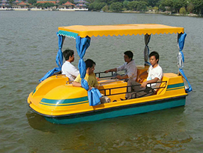 轻巧型4座脚踏船
